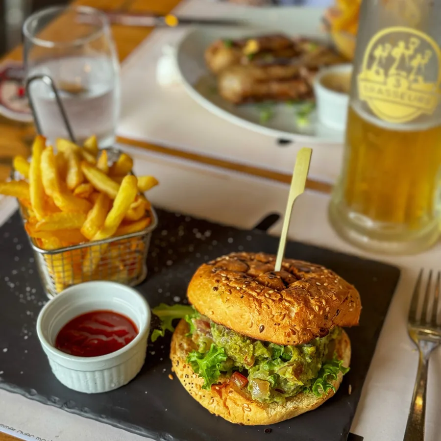 Burger maison, guacamole, frites