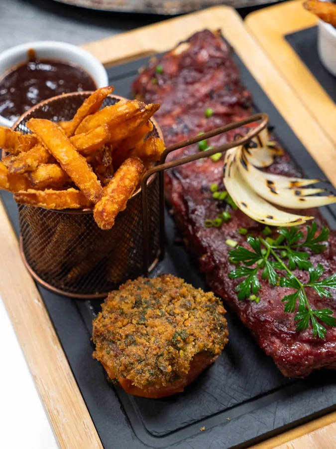 Travers de porc BBQ glacés, frites de patate douce