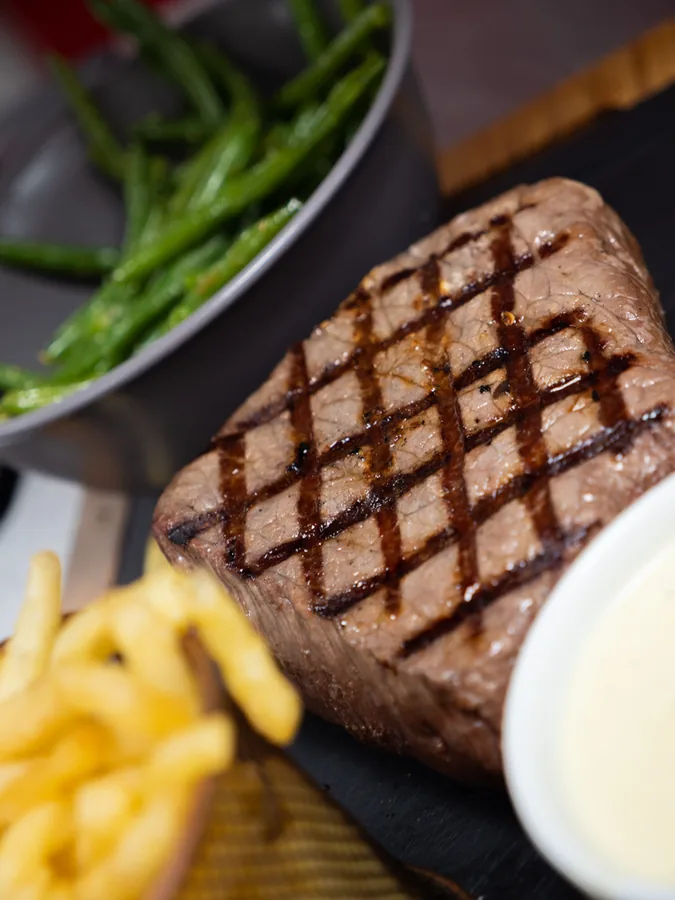Pavé de bœuf grillé, frites maison, sauce béarnaise